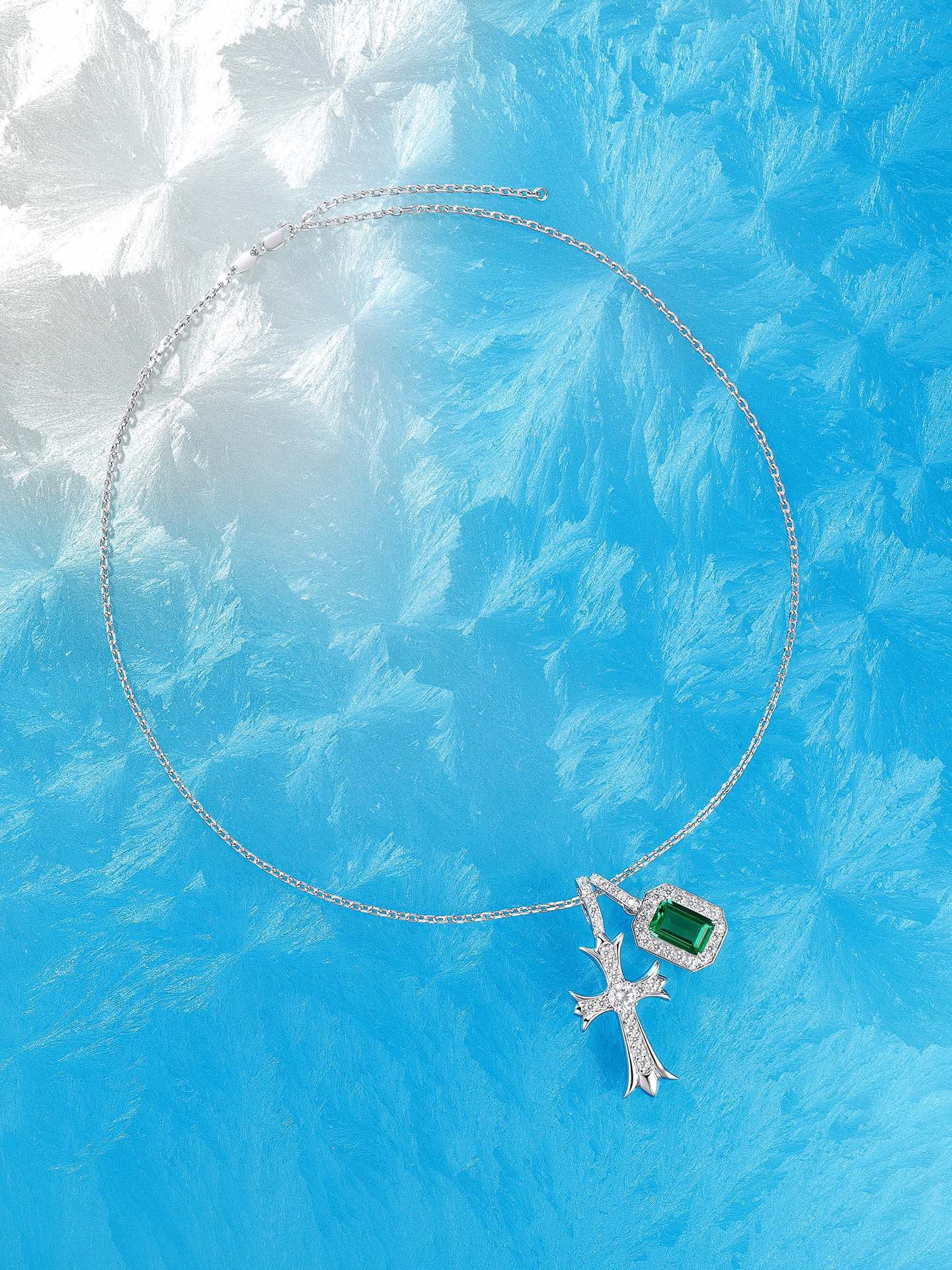 镶嵌祖母绿和钻石的925纯银十字架吊坠