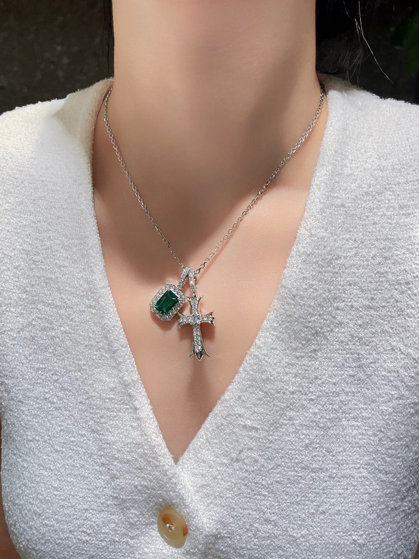 镶嵌祖母绿和钻石的925纯银十字架吊坠